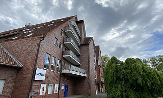 Ein Fall für den sozialen Wohnungsbau? Juan Carlos Palmier regt am Beispiel des Objektes August-Claas-Straße 6 Denkanstöße an.  - Burkhard Hoeltzenbein