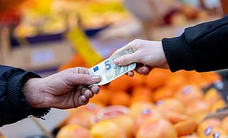 Symbolfoto: Lebensmittel, und hier vor allem frische Produkte wie Obst und Gemüse, werden immer teurer. - Picture Alliance