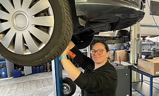 Auch mit dem Meistertitel in der Tasche macht sich die 34-Jährige gerne mal die Hände in der Werkstatt dreckig. - Carola Drabon