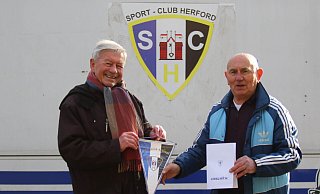 Außergewöhnliche Vereinstreue: Der Vorsitzende des SC Herford Jürgen Brocks (l.) zeichnet Ehrenmitglied Horst Gamon aus. - Yvonne Gottschlich