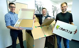 Dirk Krupke (von links), Jacob Thomas und Jens Mikus präsentieren ein Haus, das sie aus ihrem Crockid-Starter-Set zusammengesetzt haben. - Andreas Frücht
