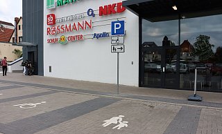 Unter anderem für Behinderte und Familien wurden am Westertor-Parkplatz spezielle Plätze ausgewiesen. Diese sind entsprechend gekennzeichnet. Generell in die Kritik geraten ist die freie Parkdauer von einer Stunde. - Sigrid Dittmann Unter anderem für Behinderte und Familien wurden am Westertor-Parkplatz spezielle Plätze ausgewiesen. Diese sind entsprechend gekennzeichnet. Generell in die Kritik geraten ist die freie Parkdauer von einer Stunde. - Sigrid Dittmann