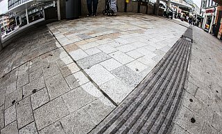 Deutlicher Kontrast auf dem Jahnplatz: Die helle Fläche ist mit Hochdruck gereinigt, die dunkle nicht. - Mike-Dennis Mller / www.mdm.photo