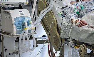 Bei einem Vorfall im Mindener Medicare-Pflegeheim soll ein Beatmungsschlauch verstopft gewesen sein, sodass es zu einem Notarzt-Einsatz kam. - dpa