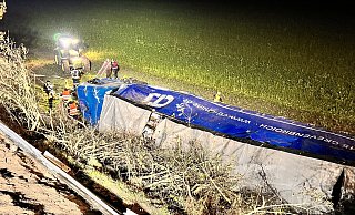 Für den Rettungsdienst und die Feuerwehr gestaltete sich der schnelle Zugang zum umgestürzten Lastwagen sehr schwierig. - Thorsten Heß