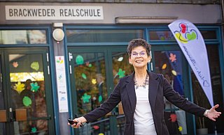 Hellwach, begeistert, engagiert - so kennt jeder die Leiterin der Realschule Brackwede, Annette Bondzio-Abbit , die am Freitag ihre offizielle Verabschiedung gefeiert hat. Den dunklen Generalschlüssel der Schule (links) gibt sie allerdings erst an ihrem letzten Tag, Anfang 2023, aus der Hand. - Mike-Dennis Mller / www.mdm.photo