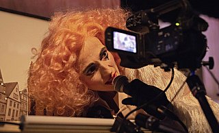 Multitasker: Die Darsteller, hier Brit Dehler als Elisabeth, sind in der „Frankenstein"-Adaption multimedial im Einsatz. - Philipp Ottendoerfer