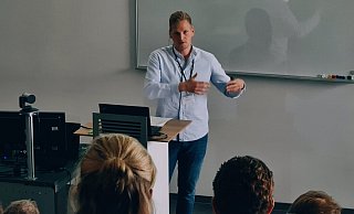 Das Lehren und Erklären gehört für Fynn Bergmann heute so zum Leben wie in Theesen das Training. - privat