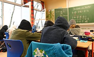 Unterricht in Coronazeiten: Vor allem am Maß der Maßnahmen, die Kinder und Jugendliche in der Pandemie getroffen haben, scheiden sich die Geister. Auf diesem Bild ist ein normaler Schultag in Osterrode im Klassenraum mit Dauerlüftung, Masken und dicken Jacken zu sehen. - picture alliance / Frank May