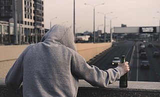 Der Mann schaute zuvor zu tief ins Glas. - Symbolfoto: Pixabay