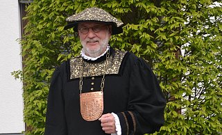 Vorsitzender Klaus Stalze stand auch selbst schon als Darsteller auf der Bühne - wie hier als Bürgermeister Arnold von Rhoden. - NW-Archiv