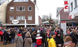 Rund um "Meyers Skihütte" hatte sich eine große Menschentraube gebildet, die bis zum Mittag stetig wuchs. - Ilka Gülker