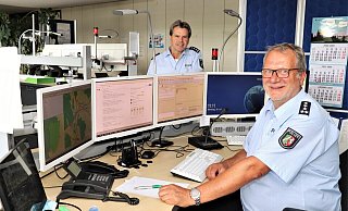 In der Leitstelle der Polizei Höxter gehen die Notrufe aus dem gesamten Kreisgebiet ein: Uwe Scherding, Erster Polizeihauptkommissar (l.), Leiter der Leitstelle, und Johannes Thonemann, Erster Polizeihauptkommissar, Dienstgruppenleiter Leitstelle. - Polizei Höxter