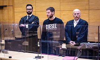 Der 29-jährige Sinan K. muss für 13 Jahre in Haft. Seine Verteidiger Ali Mojab (l.) und Holger Rostek hoffen, mit ihrer Revision ein geringeres Strafmaß zu erreichen. - NW