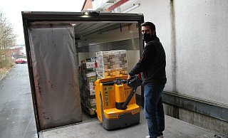 Nachwuchskraft Jonathan Schedding nimmt die Waren an der LKW-Rampe an. - Jan-Henrik Gerdener