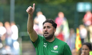 Trainer Julian Hesse hat bereits am drittletzten Spieltag mit seinem FC Gütersloh den Klassenerhalt in der Fußball-Regionalliga geschafft.