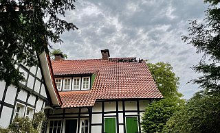 In ein Haus in Oberbauerschaft schlug der Blitz ein. Dadurch geriet der Dachstuhl in Brand. Foto: Feuerwehr Hüllhorst - Feuerwehr Hüllhorst