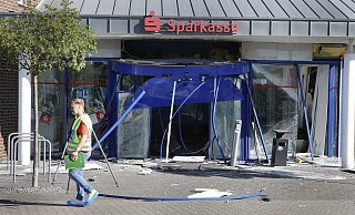 Die Täter können unerkannt fliehen und hinterlassen ein Trümmerfeld in der Verler Filiale der Kreissparkasse im Kreis Gütersloh. Am Donnerstag öffnet die Bank wieder - aber nur eingeschränkt. - Thoering33161 Hoevelhof