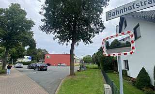 Neben dem Parkplatz der Grundschule Obernbeck wurde ein Spiegel angebracht. Er soll den Bussen die Einfahrt auf das Gelände erleichtern. - Dirk Windmöller
