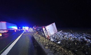 Die Bergung des verunglückten Lkw wurde von der Polizei abgesichert und dauerte bis zum späten Mittwochvormittag an. - Freiwillige Feuerwehr Borchen
