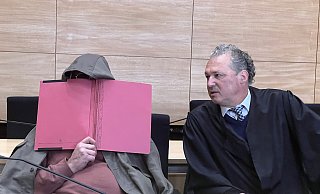 Georg Schulze (r), der Verteidiger des Angeklagten, erfährt am Montag gemeinsam mit seinem Mandanten das Urteil. - Wolfgang Wotke