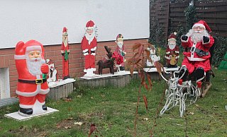 Gewerkschaftsvollversammlung der Weihnachtsmänner. - Nicolas Bröggelwirth