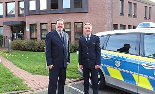 Der Abteilungsleiter Polizei, Polizeidirektor Christian Brenski (l.), begrüßt Alfred Menzel in Bad Driburg in seiner neuen Funktion. - Kreispolizeibehörde Höxter