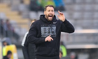 Arminia Bielefelds Cheftrainer Mitch Kniat plagen vor dem Duell mit 1860 München Personalsorgen. - Oliver Krato