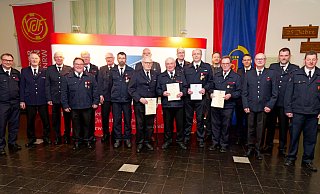 Sie halten der Feuerwehr zum Teil seit vielen Jahrzehnten die Treue. Dafür wurden sie mit Auszeichnungen des Landes, des Verbandes der Feuerwehren und der Gemeinde ausgezeichnet. Die Ehrenzeichen überreichten Wehrführer Rainer Hartmann (l.) , sein Stellverteter Markus Knoke (r.) sowie (hinten, v. l.) Ortsvorsteher Hermann Striewe, Vize-Wehrführer Sven Stratemann, Bürgermeister Matthias Möllers und Kreisbrandmeister Stephan Reckhaus. - Ralph Meyer