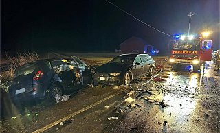 Ein Trümmerfeld bot sich den Einsatz- und Rettungskräften auf der Straße. - FFW Warburg