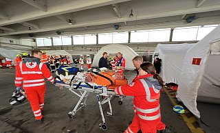 Die mehr als 100 Helferinnen und Helfer probten auf dem Gütersloher Flugplatz für einen Ernstfall. - Thorsten Heß