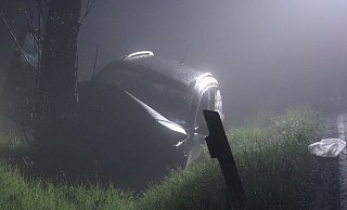 Der 22-jährige Bünder wurde in seinem Fahrzeug eingeklemmt. - Claus Frickemeier