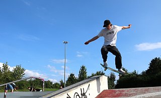 Skater Maarten Küsel führt auf dem Skate-Gelände am Goldgrund einige Tricks vor. - Henrike Buschmann