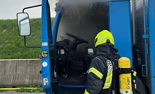 Als der Lkw auf der A33 unterwegs war, kam es in der Fahrerkabine zu einem Feuer. - Andre Schneider