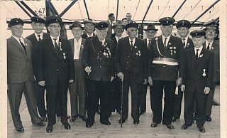 Dieses Foto ist 1964 entstanden. Es zeigt die Mitgründer des Schützenvereins Espelkamp-Alt. Sie wurden nach 40 Jahren vom Verein geehrt. - Schützenverein Espelkamp-Alt