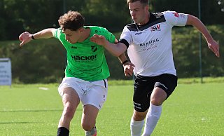 Blick auf den Ball: Fynn Mewes (l.) sorgte für den wichtigen Anschlusstreffer beim 2:2 seines SV Rödinghausen gegen den SV Westfalia Soest. - N.Gessat