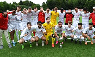 Fußball-Landesligist VfL Theesen feierte Sonntagabend den Sieg beim Fruchtalarm Cup. - Barbara Franke