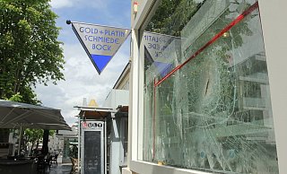 Mit roher Gewalt versuchten die Täter durch die Schaufensterscheiber der Gold-und-Platinschmiede Bock einzubrechen. Sie scheiterten. - Ulf Hanke