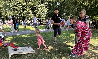 Familienspaß beim Freizeitspiel Cornhole haben (v. l.) Johanna, Dennis, Monika und Andrea Bartholome. - Susanne Göbel