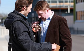 Bekannte Masche: Das Opfer wird zunächst abgelenkt, die Brieftasche geklaut und schnell an einen Dritten übergeben. - Polizeiliche Kriminalprävention der Länder und des Bundes