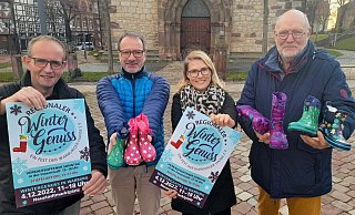 Jörg Sprenger (v. l.), Wilm Pollmann, Silke Rux und Reinhard Becker vom Team der Warburger Hanse laden am zweiten Adventssonntag auf den Neustadtmarktplatz ein. - Simone Flörke