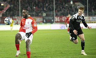 Arminias Louis Oppie (r.) muss sich sputen, um Halles Erich Berko noch zu erwischen. Die Abwehrspieler des DSC sind häufig zu weit weg von ihren Gegenspielern. - Imago Images