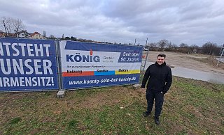 Geschäftsführer Alexander König berichtet im Pressegespräch von den Plänen seines Unternehmens auf der neuen Gewerbefläche zwischen Bahnlinie und Osnabrücker Straße. - Peter Heidbrink