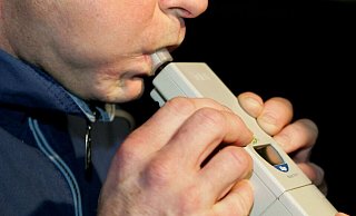 Gleich vier mal haben Polizeibeamte am Wochenende in Brakel Verkehrsteilnehmer angehalten, die Alkohol getrunken haben. - Verfügbar für Kunden mit Rechnungsadresse in Deutschland.