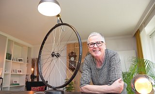 Ute Grundmann entwirft aus Alltagsgegenständen, wie etwa einer Fahrradspeiche, eine stylische Lampe. - Karin Prignitz