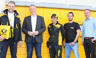 Jan-Cristoph Wolber, Bürgermeister Andreas Hüffmann, DHL Mitarbeiter Minh Nguyen, Dennis Schwenn vom Nahkauf Schwenn und Waldemar Gaubatz (v. l.) weihen die Station ein. - Melina Nentwig