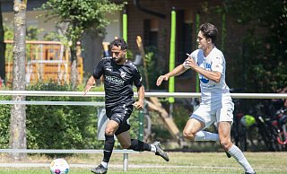 Auf und davon: Ramien Safi (l.) war einer der auffälligsten Akteure beim 4:1-Erfolg seines SV Rödinghausen im Testspiel beim TSV Havelse. - Joel Beinke