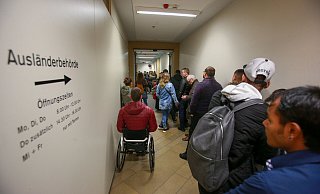 In der Ausländerbehörde im Neuen Rathaus bilden sich oft lange Schlangen. Die Situation soll nun verbessert werden. - Andreas Zobe