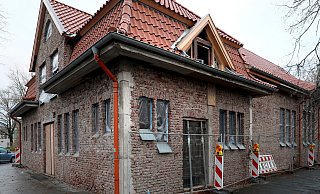 Die Kunststofffolie vor den historischen Fenster der Turnhalle Lübberbruch wird immer wieder von Unbekannten entfernt. - Frank-Michael Kiel-Steinkamp