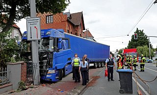 Der der Fahrer des Lastzuges verlor in der Kurve Wittekindstraße/Bielfeleder Straße die Kontrolle über sein Fahrzeug. - Frank-Michael Kiel-Steinkamp